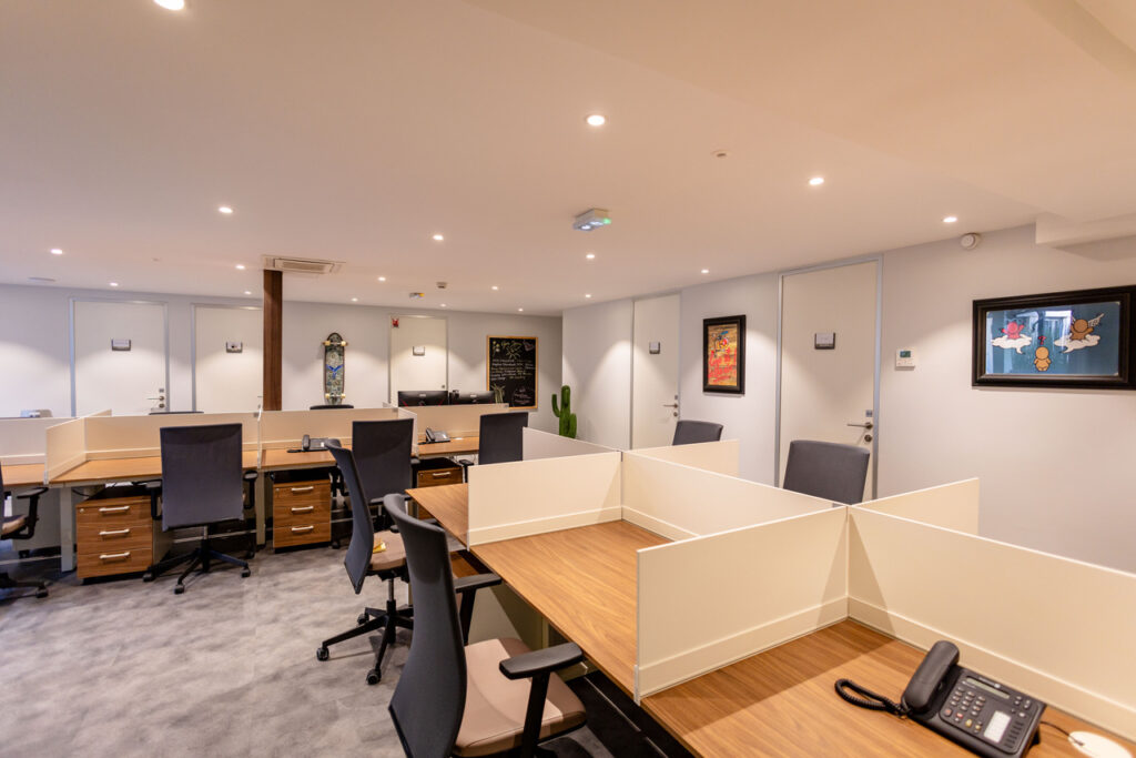 Bureau open space moderne avec cloisons et chaises