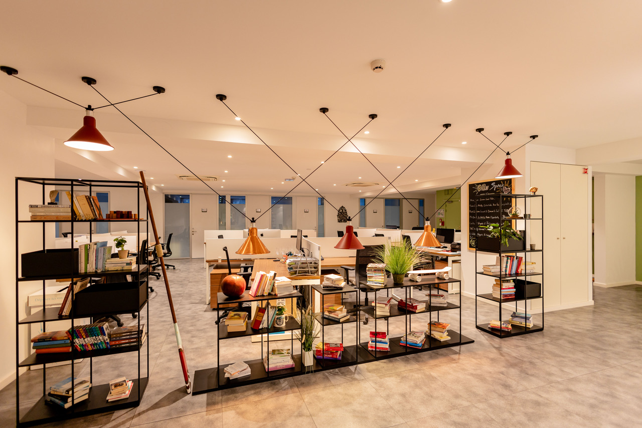 Espace de bureau moderne avec étagères et luminaires