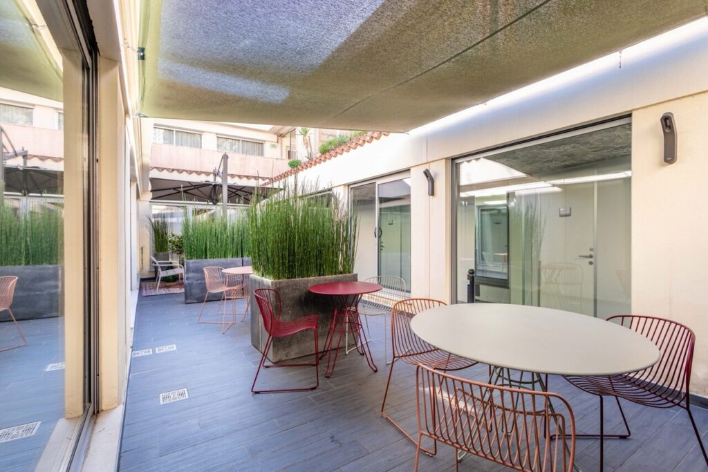 Le patio et ses tables